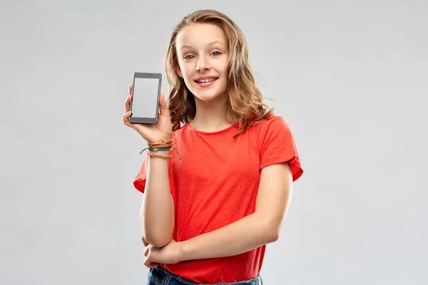 Sorridente adolescente mostrando smartphone — Foto Stock