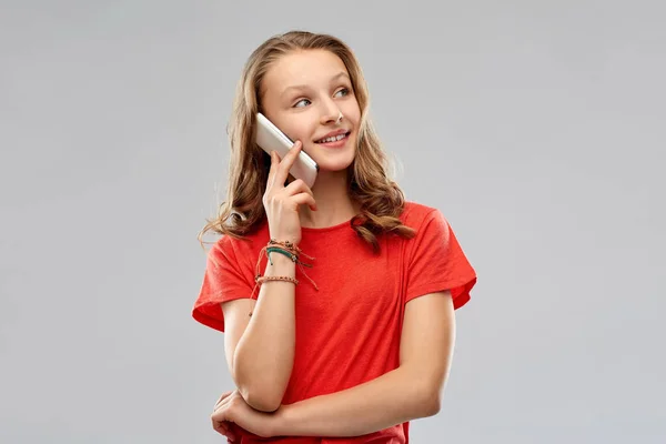 Smartphone üzerinde arama gülümseyen genç kız — Stok fotoğraf
