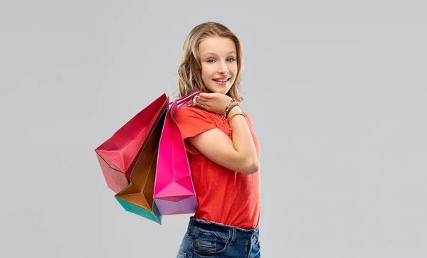 Ragazza sorridente adolescente con borse della spesa — Foto Stock