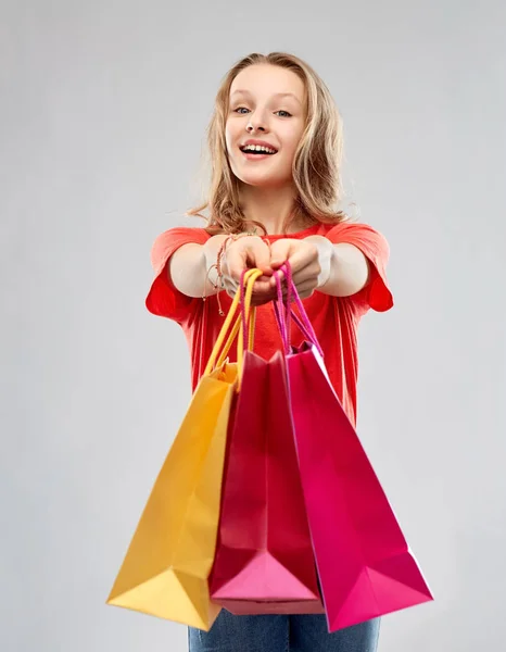 Sonriente adolescente con bolsas de compras — Foto de Stock