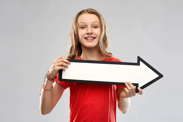 Souriant adolescent fille avec flèche montrant direction — Photo