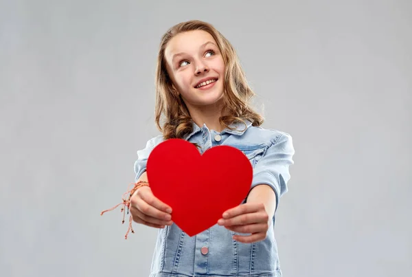 Χαμογελώντας εφηβικό κορίτσι με κόκκινη καρδιά — Φωτογραφία Αρχείου