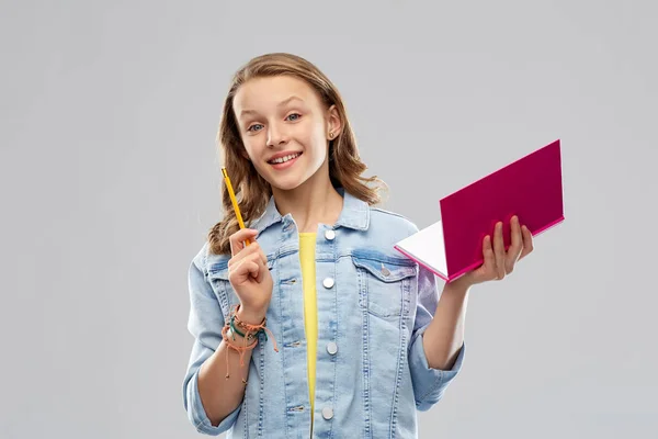 Tonårsstudent flicka med dagbok eller anteckningsbok — Stockfoto