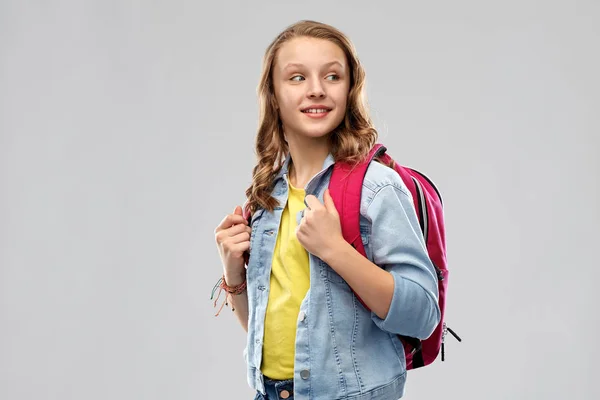 Felice sorridente adolescente studentessa con sacchetto della scuola — Foto Stock