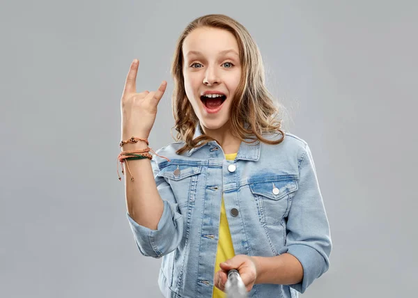 Adolescente ragazza prendendo foto da selfie bastone — Foto Stock