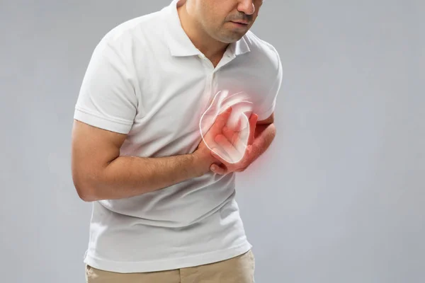 Perto do homem que tem ataque cardíaco ou dor de cabeça — Fotografia de Stock