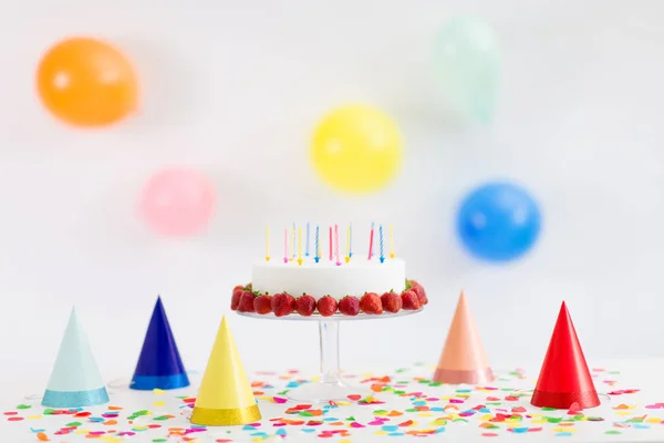 Pastel de cumpleaños con velas y fresas — Foto de Stock