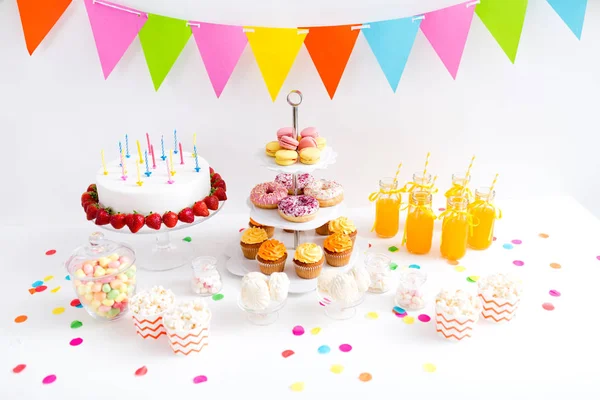 Comida y bebidas en la mesa en la fiesta de cumpleaños — Foto de Stock