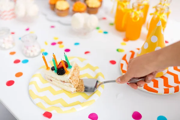 Mano poner pedazo de pastel de cumpleaños en el plato — Foto de Stock