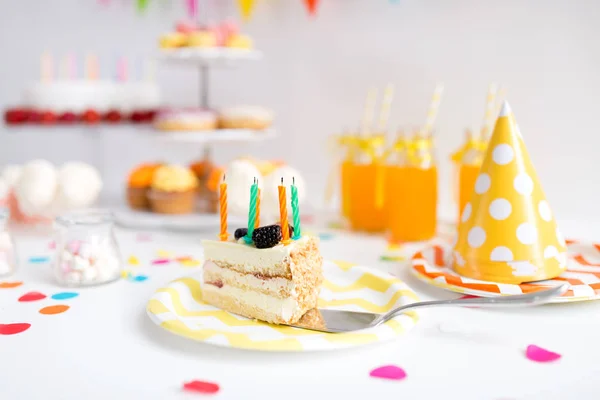 Pedazo de pastel en el plato en la fiesta de cumpleaños — Foto de Stock
