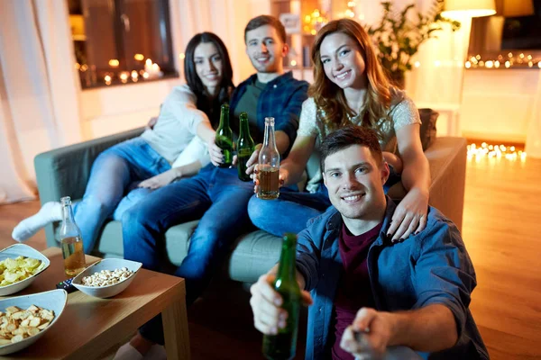 Amigos felizes tomando selfie na festa em casa — Fotografia de Stock