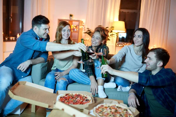 Amigos felices con bebidas y fiesta de pizza en casa — Foto de Stock