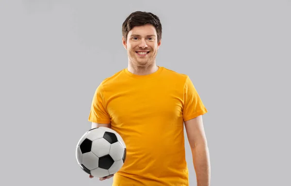 Homem feliz ou fã de futebol com bola de futebol — Fotografia de Stock