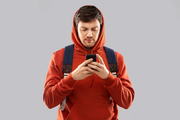 Человек или студент со смартфоном и школьной сумкой — стоковое фото