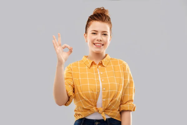 Feliz pelirroja adolescente mostrando ok mano signo —  Fotos de Stock