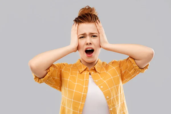 Erschrockene rothaarige Teenager-Mädchen schreien — Stockfoto