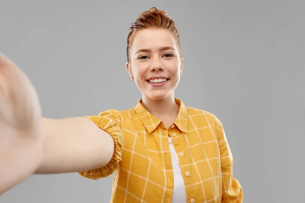 Sonriente pelirroja adolescente tomando selfie —  Fotos de Stock