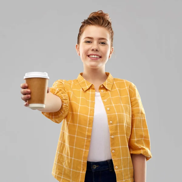 Ευτυχισμένος κοκκινομάλλα εφηβικό κορίτσι με καφέ χαρτί Κύπελλο — Φωτογραφία Αρχείου