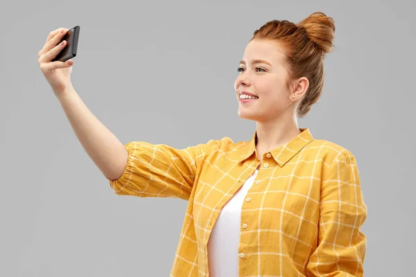 Redhead teenage girl taking selfie by smartphone — Stock Photo, Image