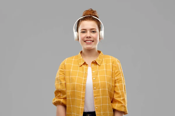 Adolescent fille dans casque écouter de la musique — Photo