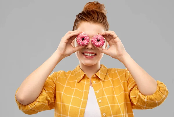 Αστεία εφηβικό κορίτσι με ντόνατς αντί για τα μάτια — Φωτογραφία Αρχείου