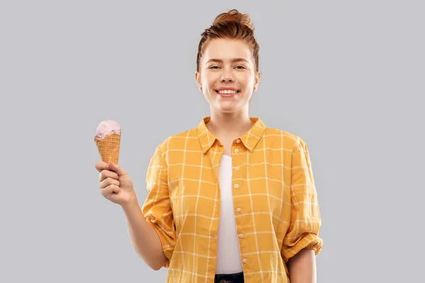 Feliz pelirroja adolescente chica con helado cono —  Fotos de Stock