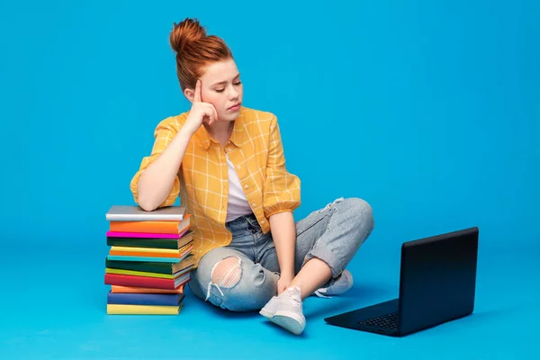 Sorgliga röd haired teenage student tjej med laptop — Stockfoto