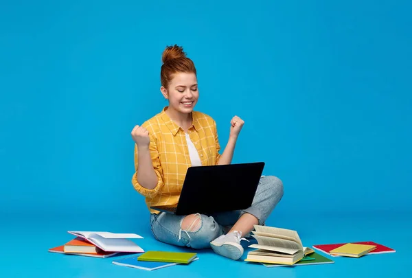 Nöjd student tjej med laptop firar framgångar — Stockfoto