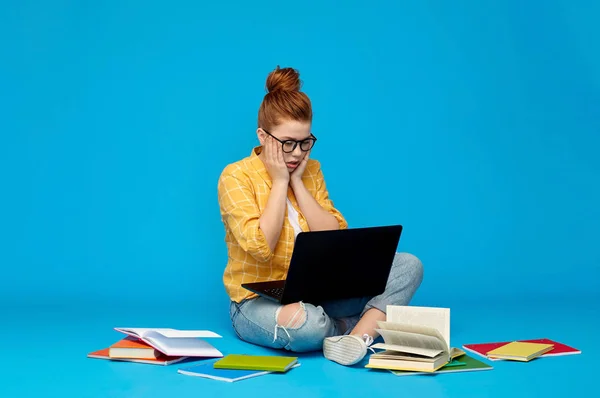 Öğrenci kız dizüstü bilgisayar ve kitap vurguladı — Stok fotoğraf