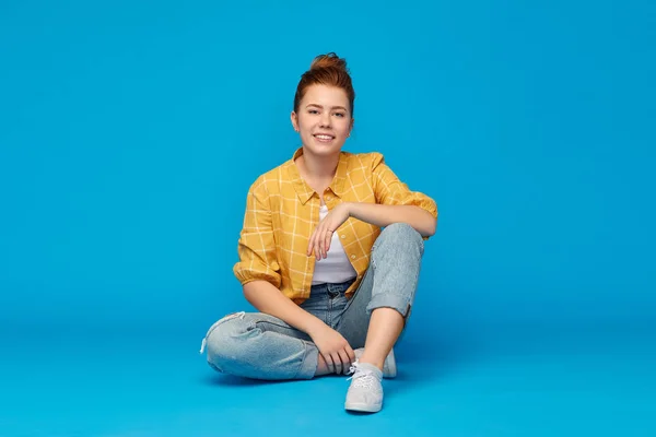 Vermelho peludo adolescente na camisa e jeans rasgado — Fotografia de Stock