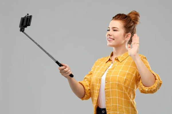 Feliz adolescente chica tomando foto por selfie palo Fotos de stock libres de derechos