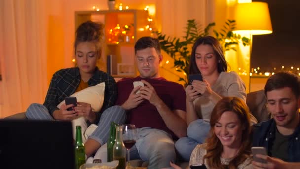 Amigos felices tomando selfie por teléfono inteligente en casa — Vídeo de stock