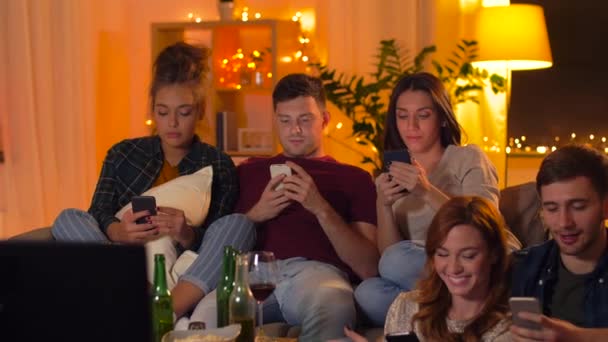 Amigos felizes tirando selfie por smartphone em casa — Vídeo de Stock