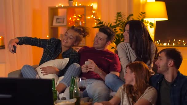 Amigos felices tomando selfie por teléfono inteligente en casa — Vídeo de stock