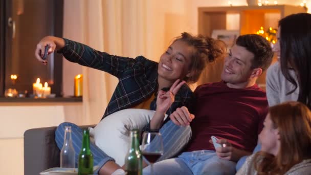 Amigos felizes tirando selfie por smartphone em casa — Vídeo de Stock