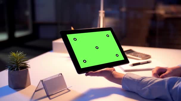 Бізнес-леді з зеленим екраном на планшетному ПК — стокове відео