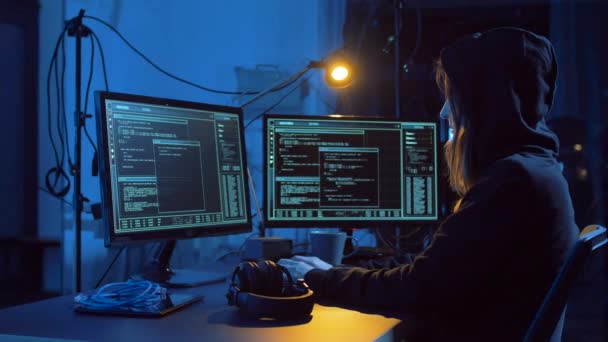 黑客创建计算机病毒的网络攻击 — 图库视频影像