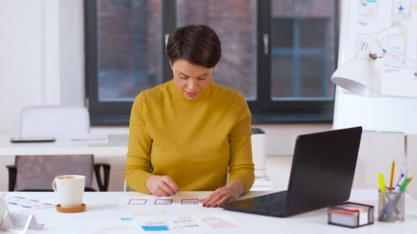 Mujer creativa que trabaja en la interfaz de usuario en la oficina — Vídeos de Stock