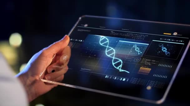 Main avec projection virtuelle d'ADN sur écran de tablette — Video