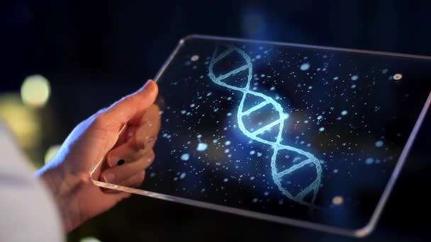 Mano con proiezione virtuale del DNA sullo schermo del tablet — Video Stock