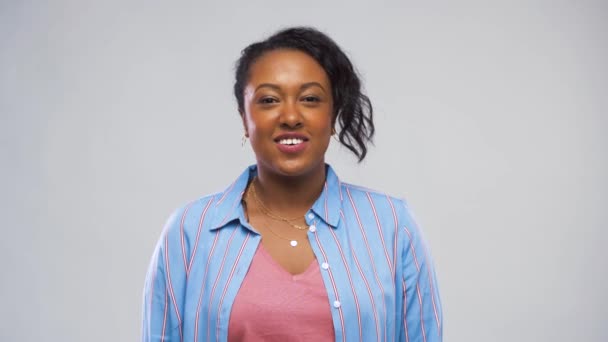 インタビューを持つ幸せなアフリカ系アメリカ人女性 — ストック動画