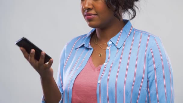 Mulher americana africana feliz chamando no smartphone — Vídeo de Stock