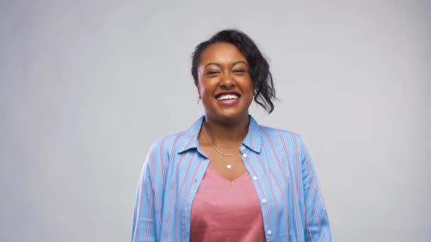 Boldog afro-amerikai nő ünnepli siker — Stock videók