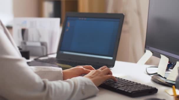 Programador escribiendo en el teclado de la computadora en la oficina — Vídeo de stock