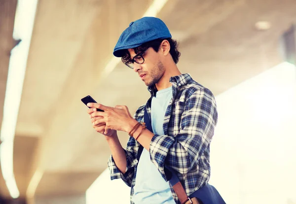 Hipster man SMS bericht op smartphone — Stockfoto