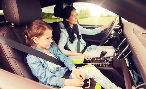 Donna felice con bambino che guida in auto — Foto Stock