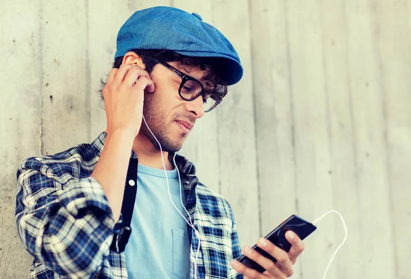 Człowiek z słuchawki i smartphone słuchania muzyki — Zdjęcie stockowe