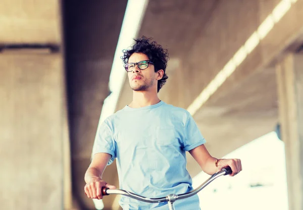 Młody hipster człowiek jazda stały bieg rower — Zdjęcie stockowe