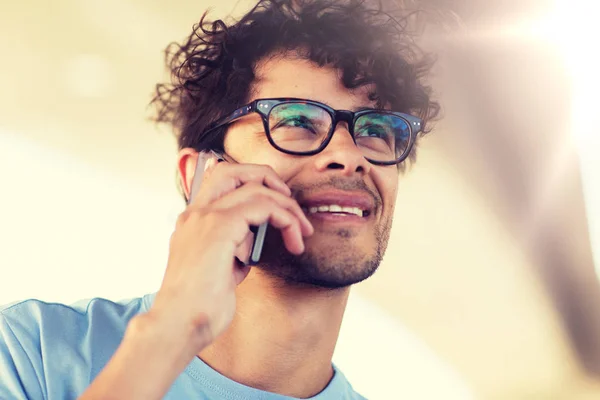 Hombre con teléfono inteligente llamando en la calle de la ciudad — Foto de Stock