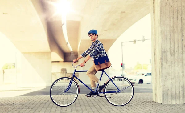 Junger Hipster-Mann mit Tasche fährt Fahrrad mit festem Gang — Stockfoto